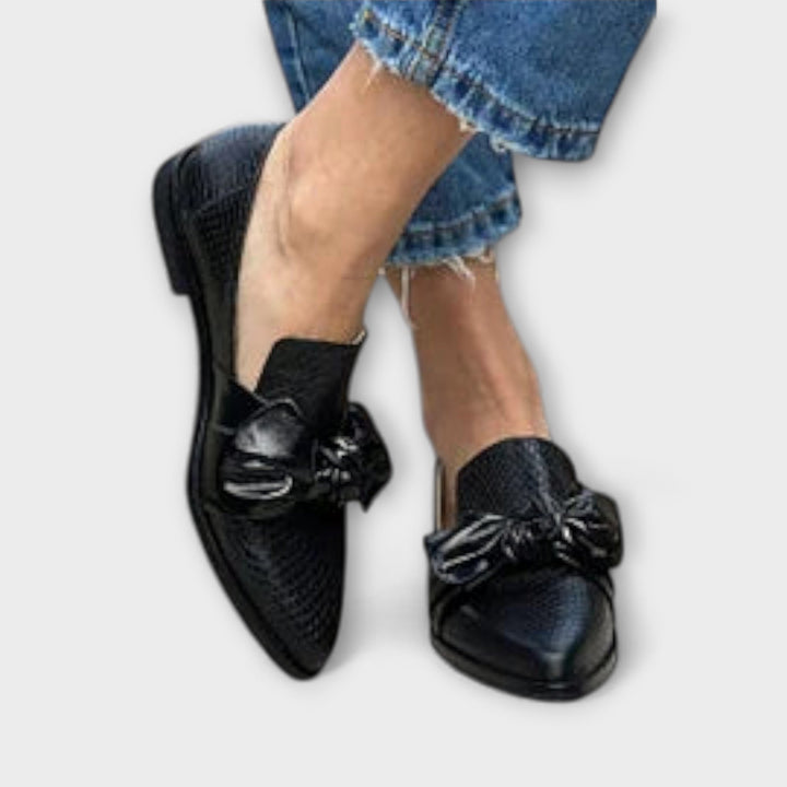 Zinnia – Loafer mit Schlangenhautmuster und Schleifendetail
