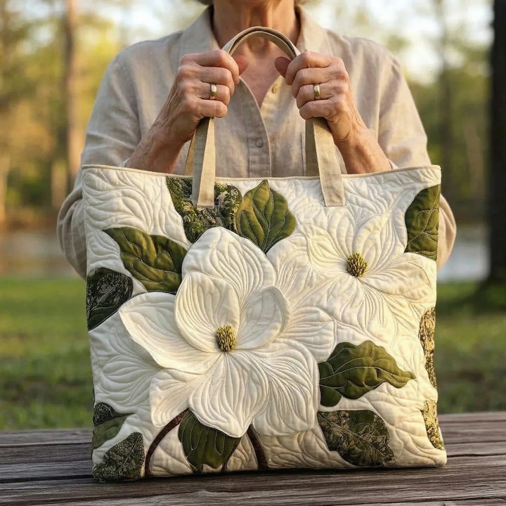 Gesteppter Shopper – Elegante weisse Lilien